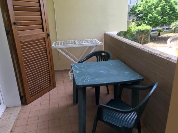 Monolocale: terrazzino per mangiare all'aperto 