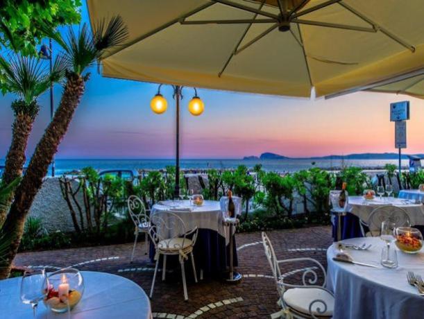 Sala esterna del ristorante con vista mare 