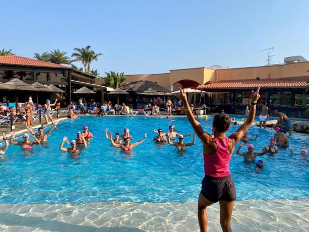 Acquagym in piscina animazione resort Porto-cesareo 