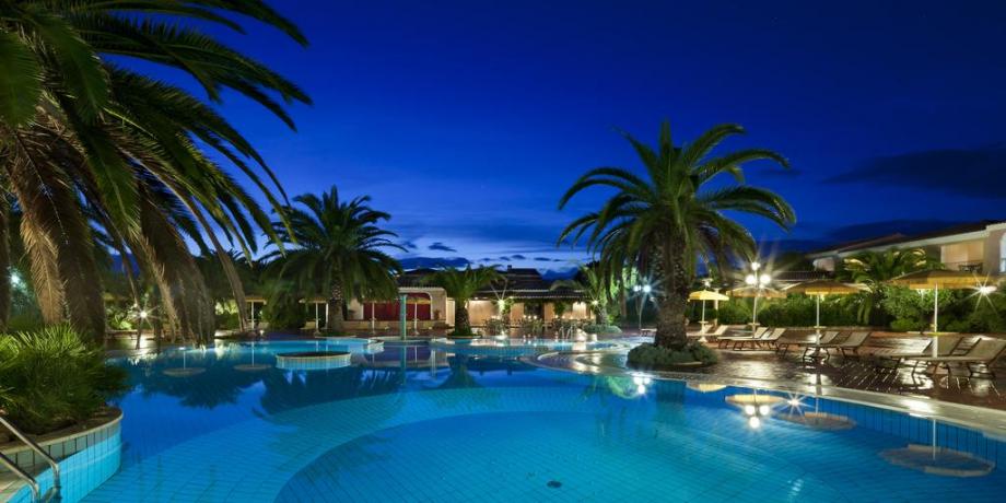 Vista Piscina in notturna Resort a Orosei