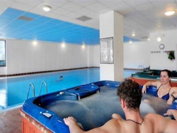 Piscina interna con Vasca Idromassaggio  