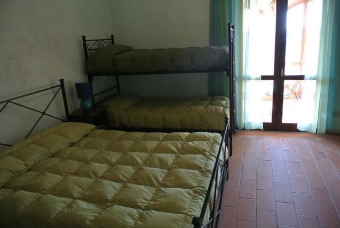 Camera tripla con finestra B&B casale San Terenziano