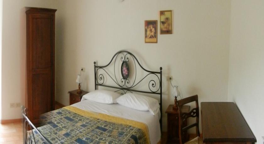 Camera da letto finemente arredata