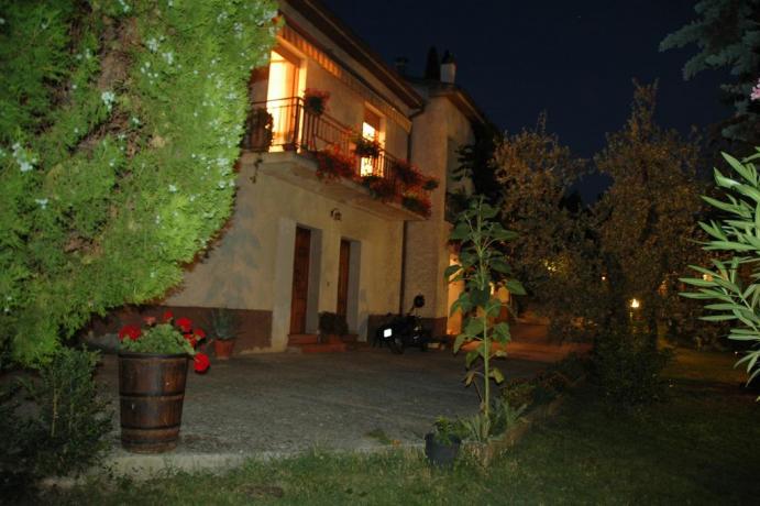 Esterno agriturismo con giardino a Ferentillo 