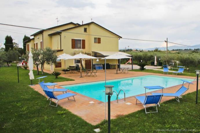 Piscina negli ulivi con vista panoramica 