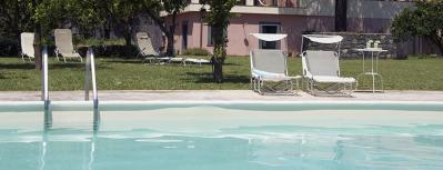 Piscina esterna attrezzata