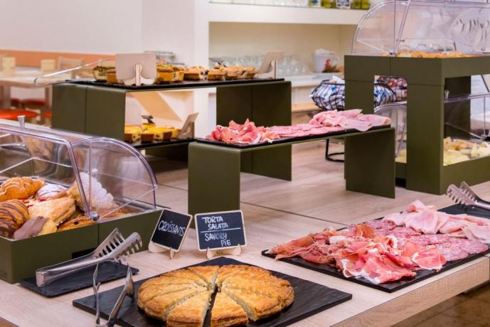 Buffet colazione hotel3stelle vicino alla spiaggia Igea Marina