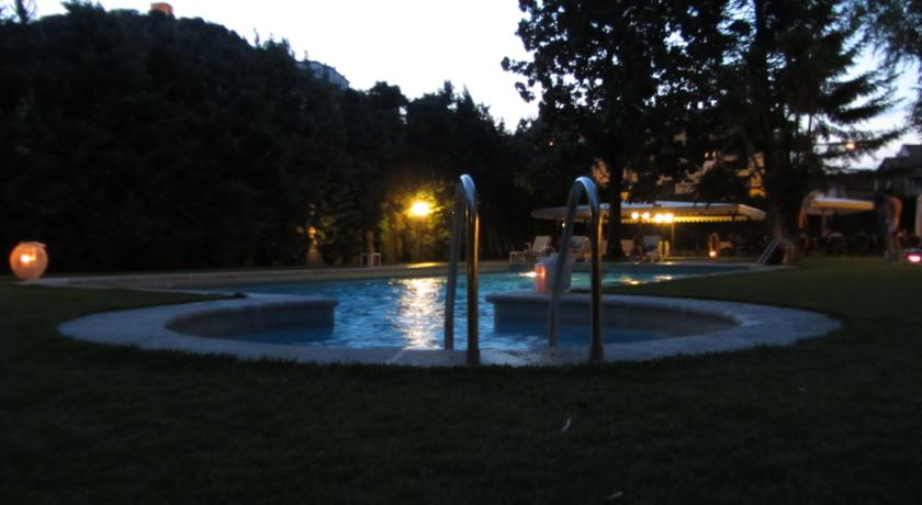 lato ingresso acqua piscina esterna hotel Padova