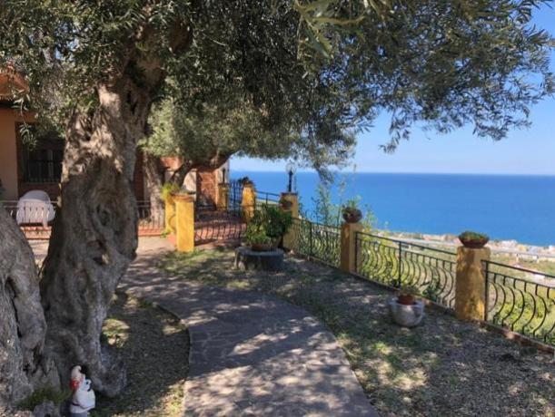 Vacanza o Weekend in Villa siciliana a Patti solo a 1.3 km dalla Marina di Patti Beach con Bonus Vacanze Accettato