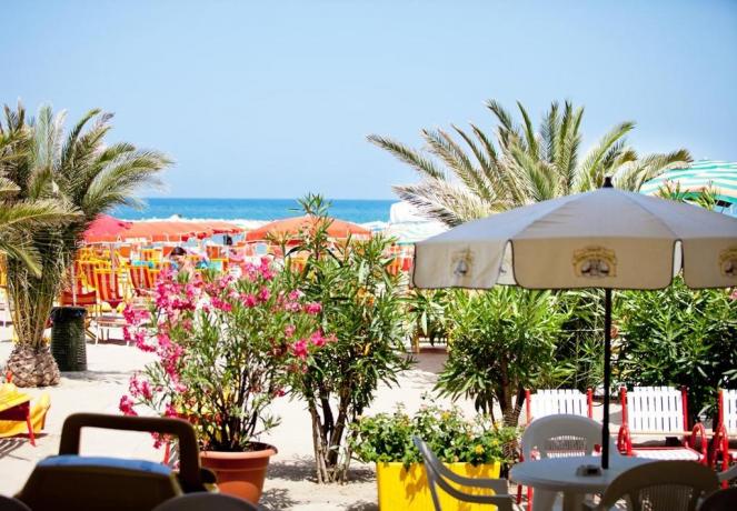 Hotel con spiaggia privata nel lungomare marchigiano 