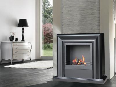 Caminetto ecologico con mantello di legno nero lavorato.