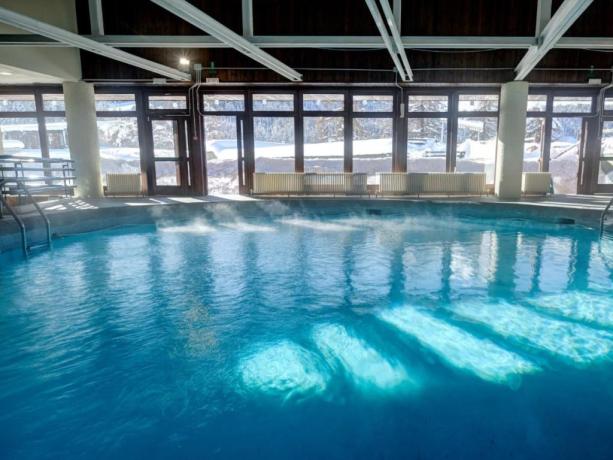 Bellissima piscina interna per momenti di relax 
