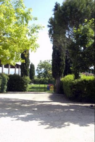 Casale con camere e appartamenti