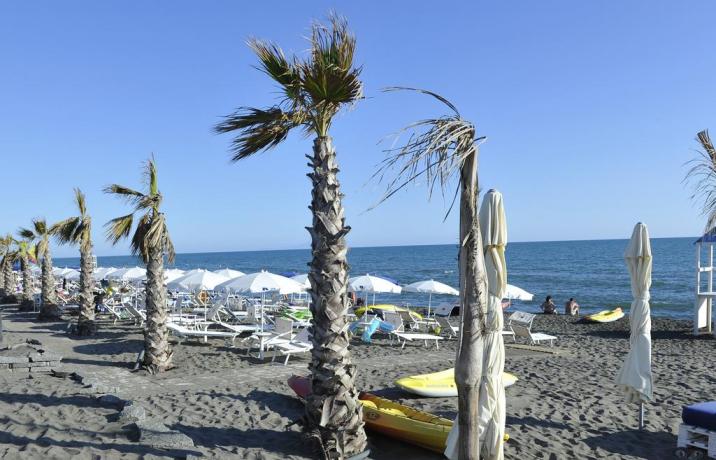 Spiaggia privata davanti resort Baia Domizia