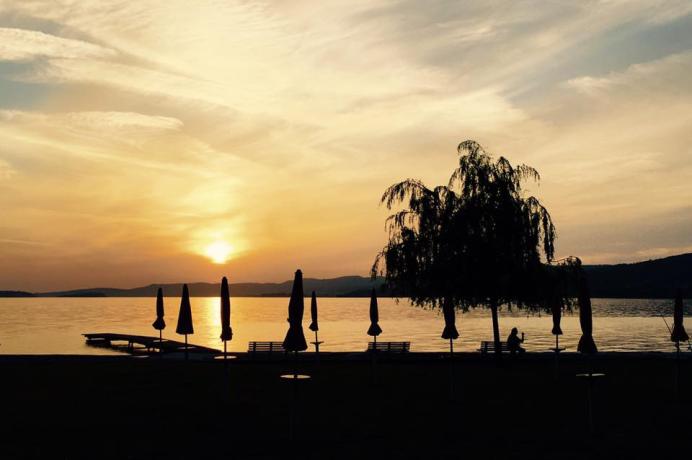 tramonto-vista-spiaggia-hotel-3stelle-sul Lago Trasimeno 