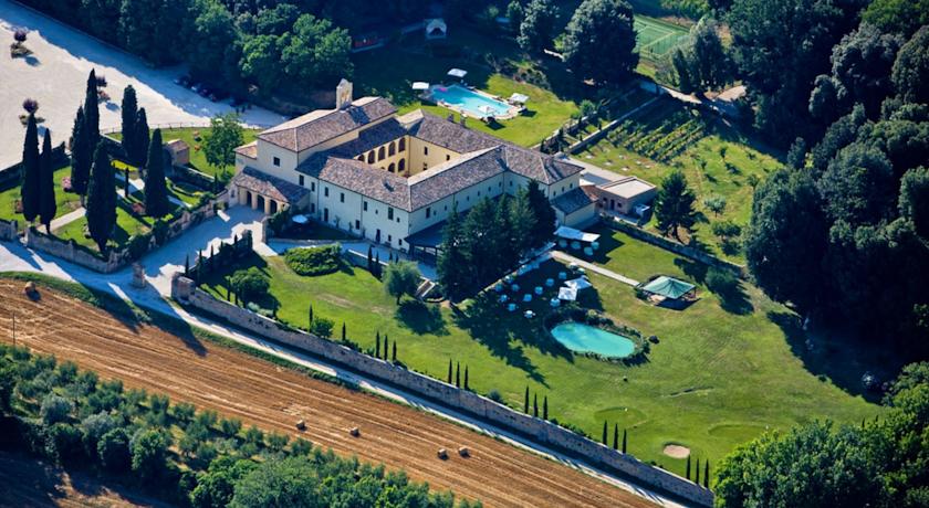 Pacchetto 1 MAGGIO in Residenza D'Epoca con Centro Benessere a Todi, camere con Vasca Idromassaggio con Centro Benessere o SPA