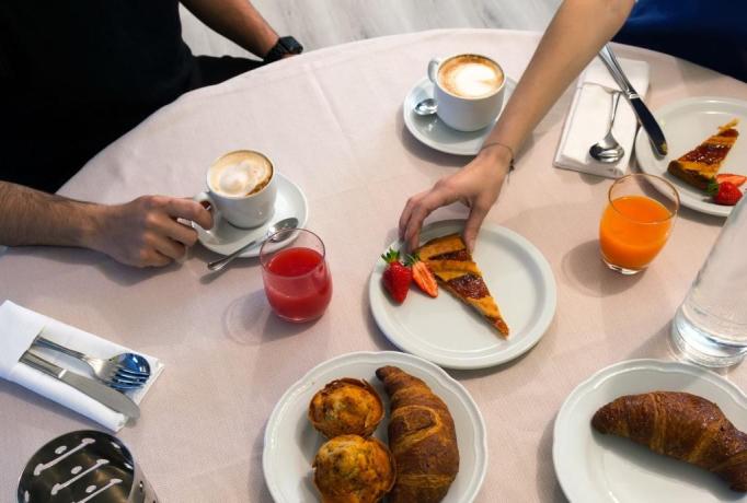 Ricca colazione nel ristorante dell'hotel 