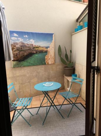 Terrazza con tavolino sedie Polignano-a-Mare appartamento-vacanza 5persone
