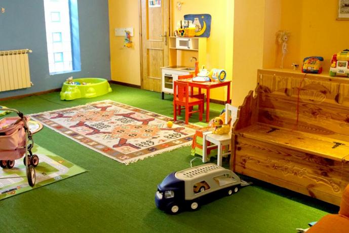 Sala giochi per bambini con baby sitter 