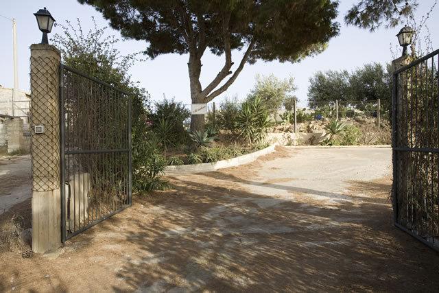 Ingresso con parcheggio auto