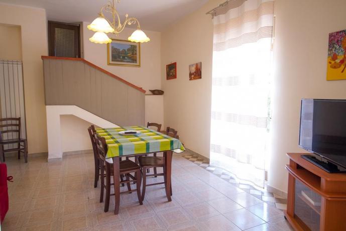 Villa Trecastagni tavolo per 7persone con smart tv
