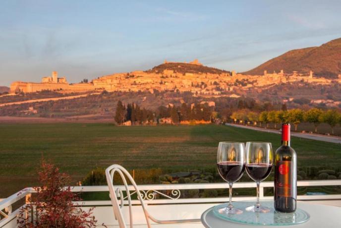 Aperitivo al tramonto con vista Basilica Assisi 