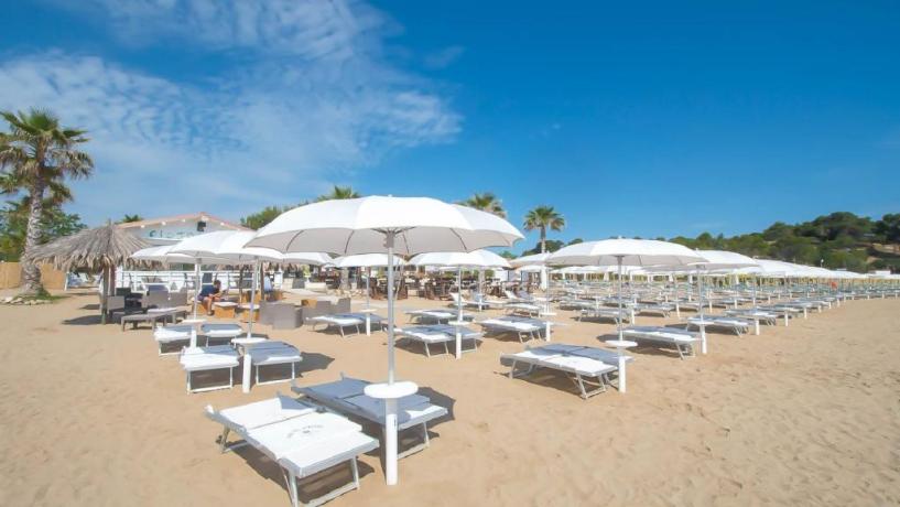 Spiaggia attrezzata con lettini-ombrelloni-hotel-peschici 