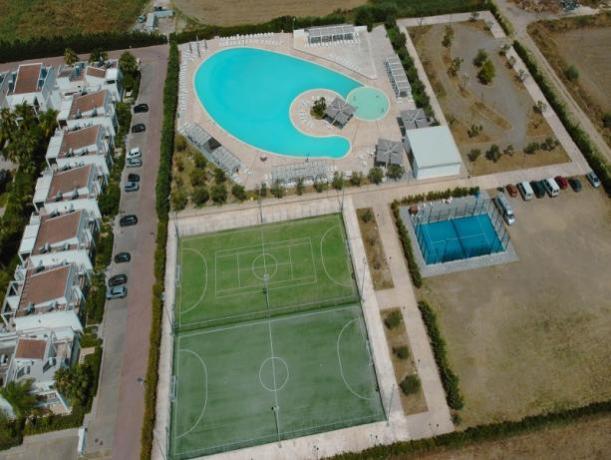 Oasi con Piscina e Campi Sportivi 