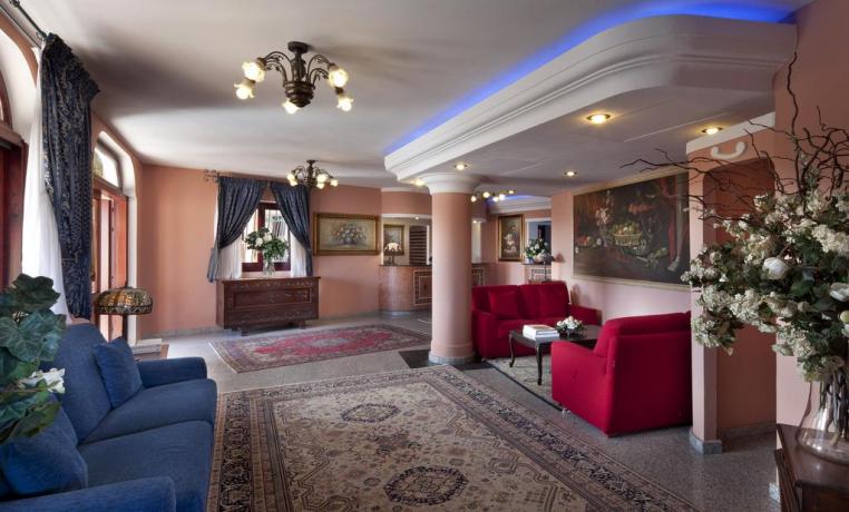 Sala comune con reception Albergo a Orosei