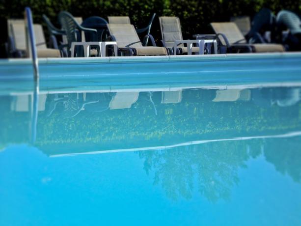 Piscina all'aperto con aperitivo La Tenuta 