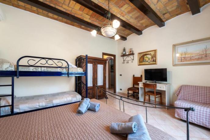 Camera quadrupla con tv B&B centro Roma