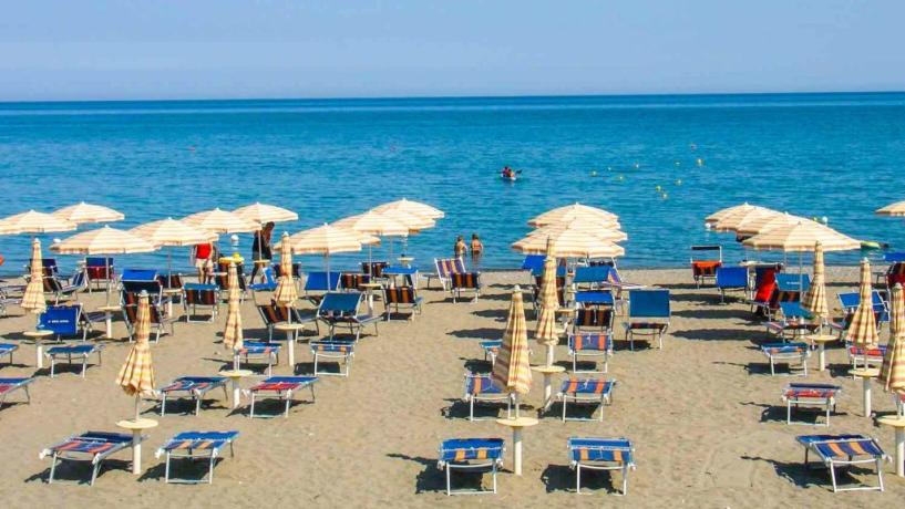 Spiaggia di sabbia con ombrelloni e lettini