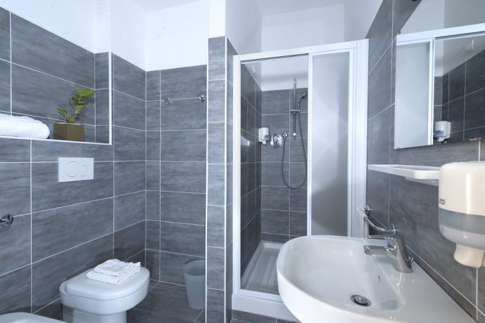 Bagno privato in camera albergo a Pesaro