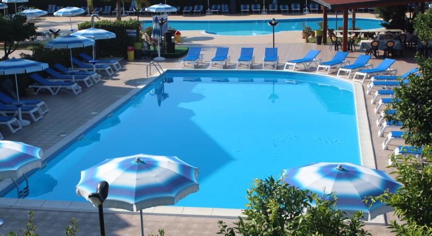 Piscina immersa nel verde