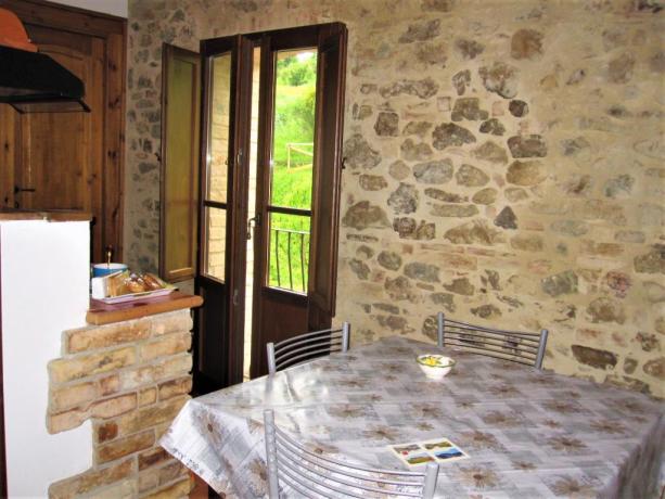 B&B a Montone tavolo COLAZIONE RUBINO