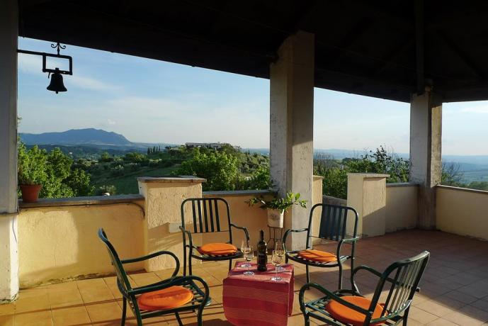 Aperitivo con panorama in Agriturismo a Collevecchio