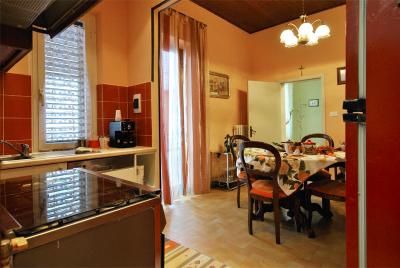 Cucina attrezzata B&B vicino Val di Chiana