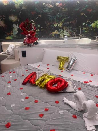 Allestimento Romantico con scritta: TI AMO