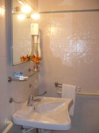 Bagno in camera con set cortesia