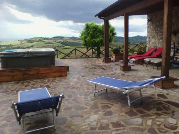 Area solarium vasca idromassaggio B&B casale San Terenziano