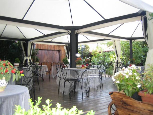 Gazebo dell'hotel a Rivignano ideale per relax 