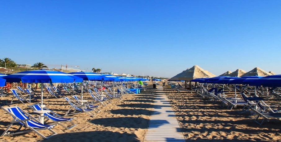 Servizio spiaggia in Hotel 4stelle a Tortoreto 