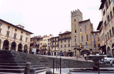 Arezzo  square,  offers for residences and B&B