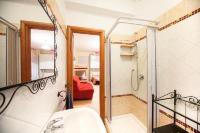 bagno privato con doccia appartamento in Roma centro