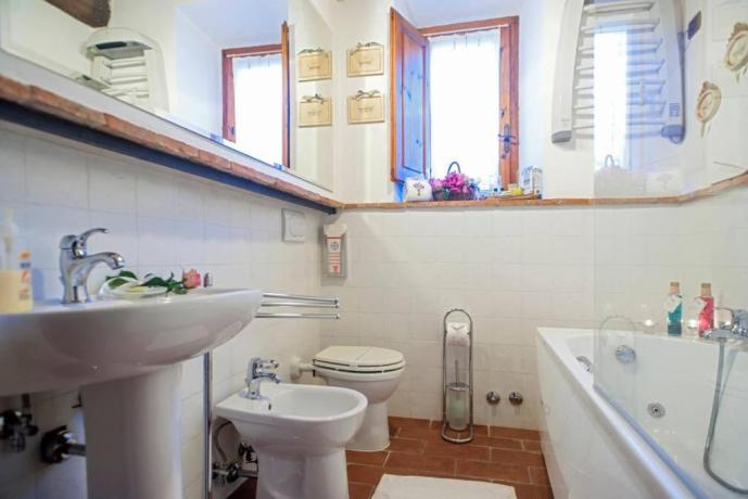 Bagno privato con vasca idromassaggo set-cortesia Palaia