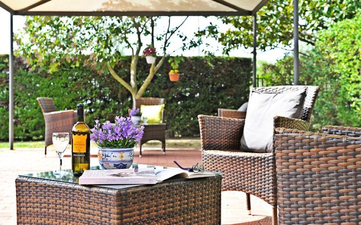 zona-relax-giardino-Hotel-3stelle-sul-Lago-Trasimeno