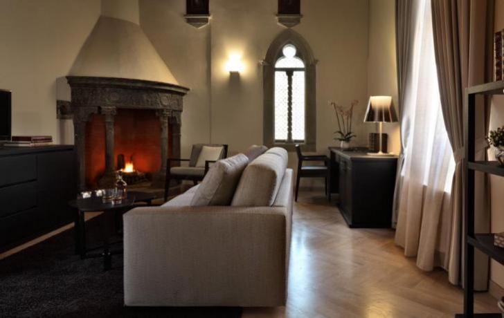 Suite con salottino camino albergo di lusso Perugia 