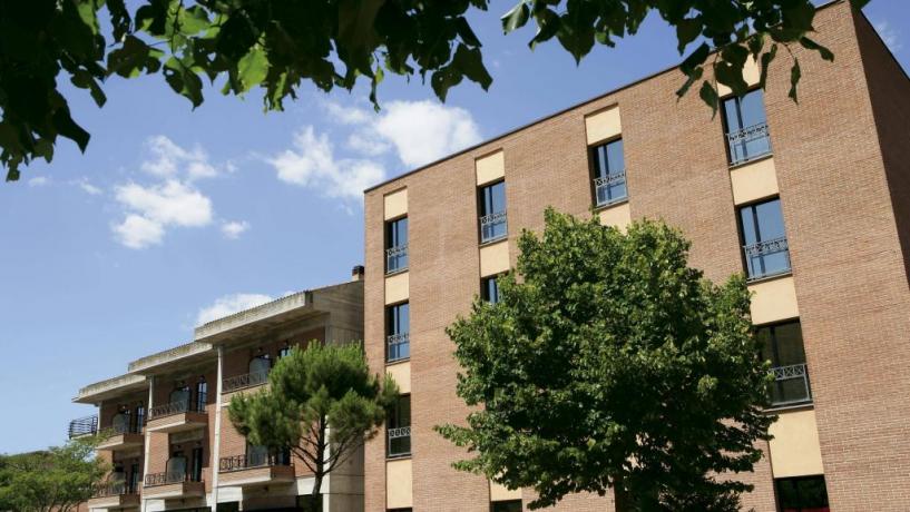 Hotel elegante e moderno vicino ad Avezzano con parcheggio privato e piscina esterna.