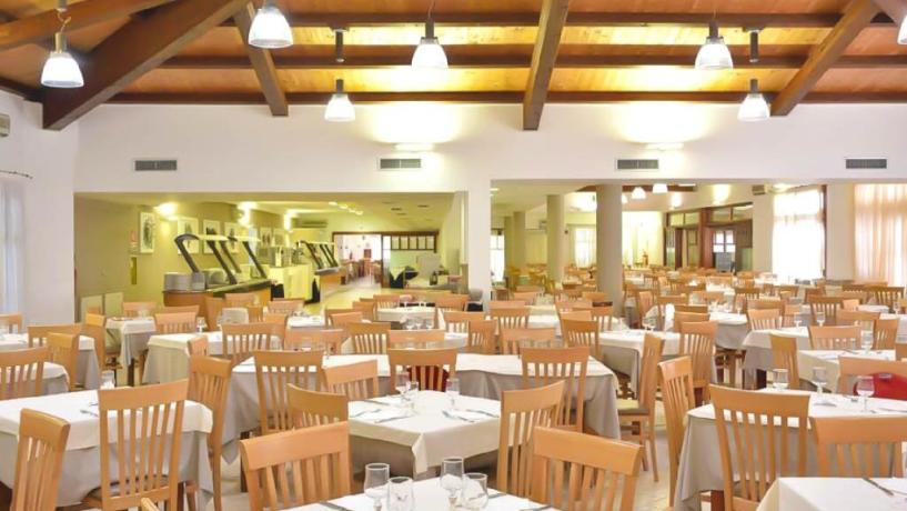 Sala ristorante con pasti a buffet