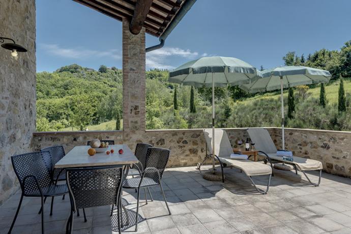 Terrazza con lettini, agriturismo chianti con Piscina-Coperta 